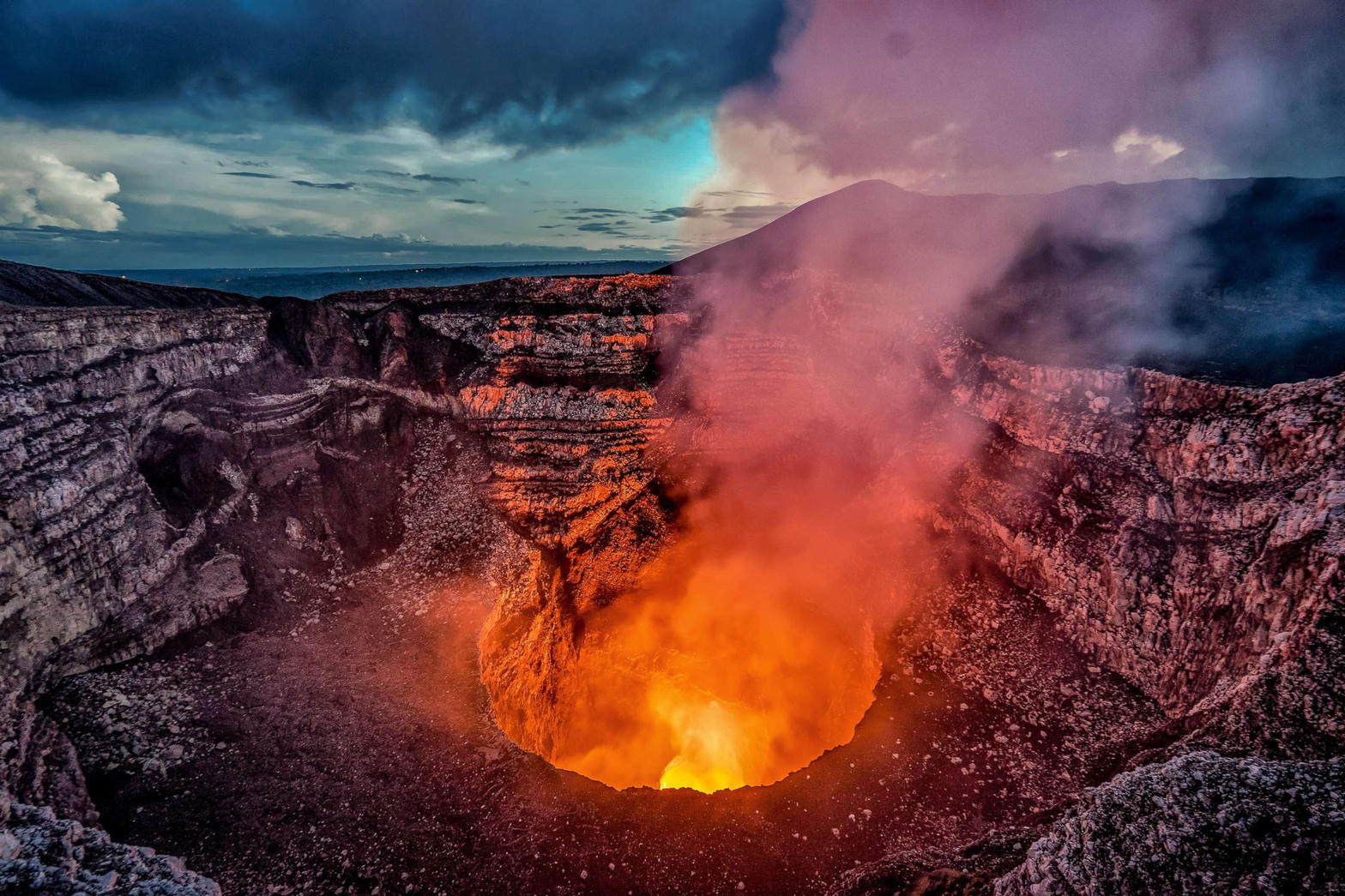Volcán al atardecer